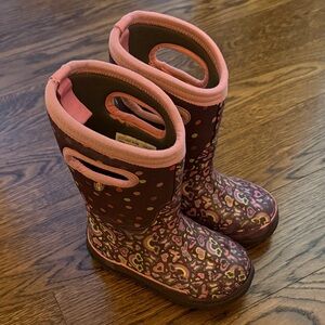 Bogs Kids' Pink and Purple Heart 💜 and Rainbow 🌈 Pattern Boots